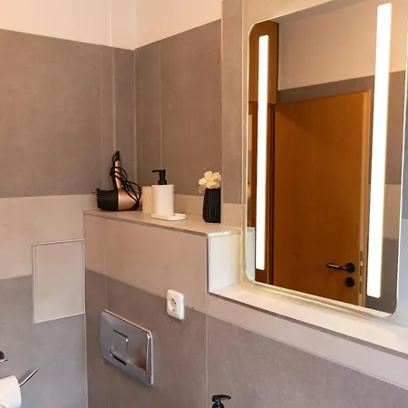 15-zentrales 2-zimmer Apartment-wlan,magenta Tv Und Grosse Balkon Mit Gartenblick Appartement Wiesbaden