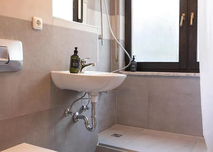 15-zentrales 2-zimmer Apartment-wlan,magenta Tv Und Grosse Balkon Mit Gartenblick Wiesbaden