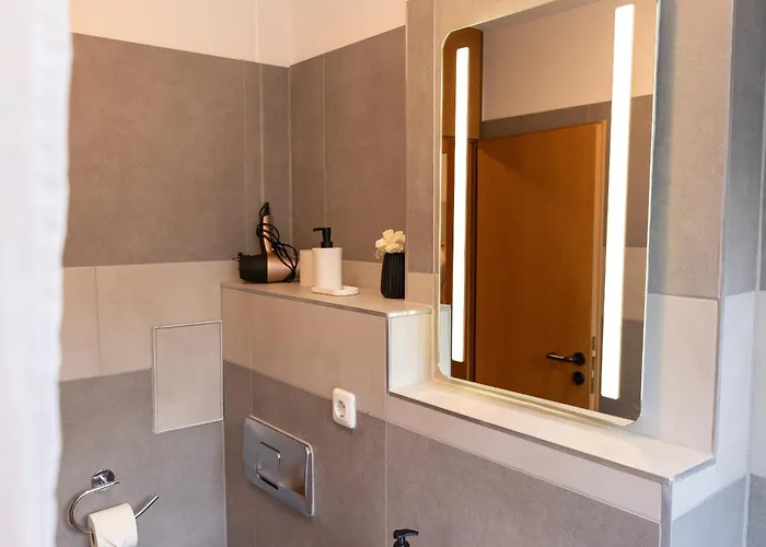 15-zentrales 2-zimmer Apartment-wlan,magenta Tv Und Grosse Balkon Mit Gartenblick Appartement Wiesbaden